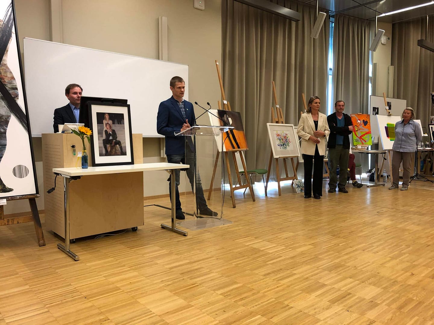 Eröffnung der Benefiz-Kunstausstellung Eröffnung der Benefiz-Kunstausstellung